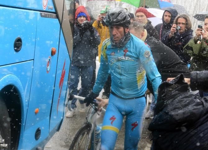 Vincenzo Nibali (Astana) suffered in the cold conditions
