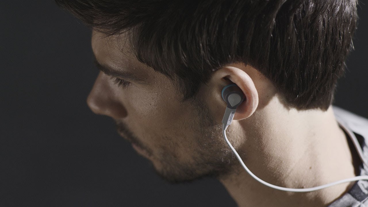 A comfort and fit photo of the Jabra Sport Coach