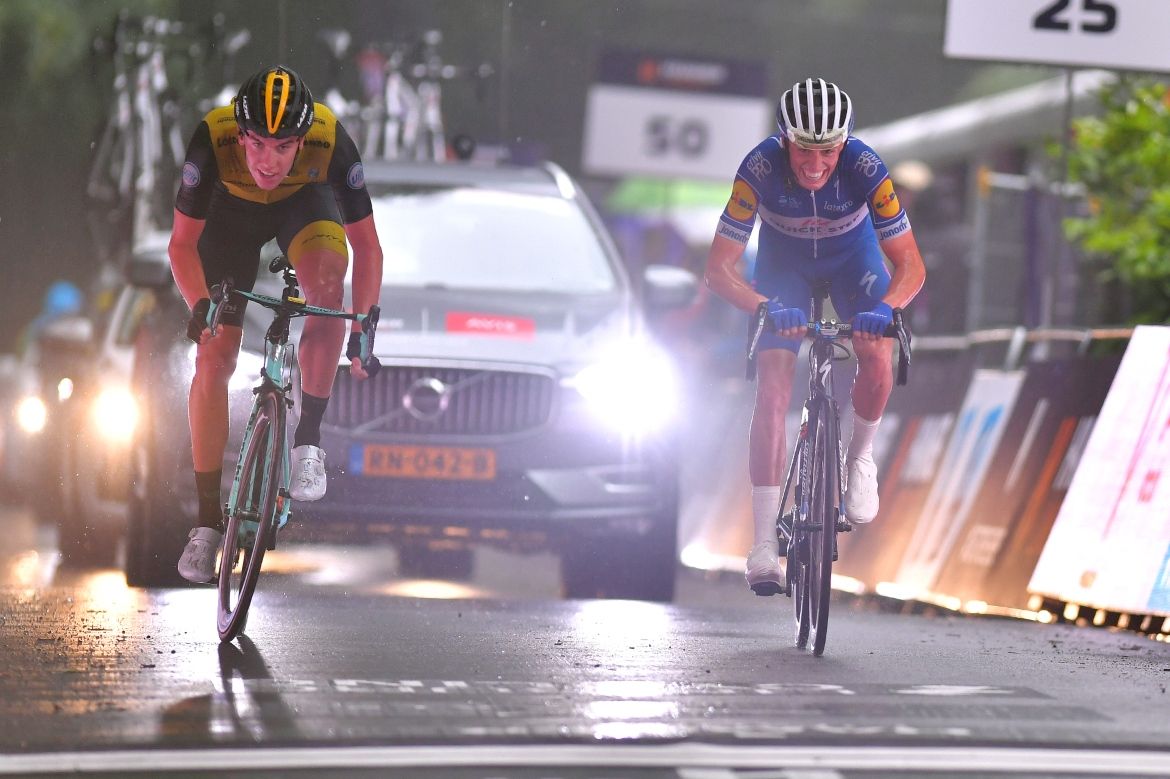 Pascal Eenkhoorn and Enric Mas push to the finish