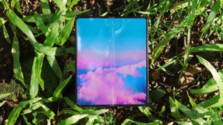 Samsung Galaxy Z Fold 3 vihreällä nurmikkotaustalla