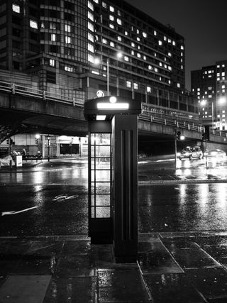 Mono image of a London street scene taken on the OM System OM-3 with the OM System M.Zuiko 17mm f/1.8 II