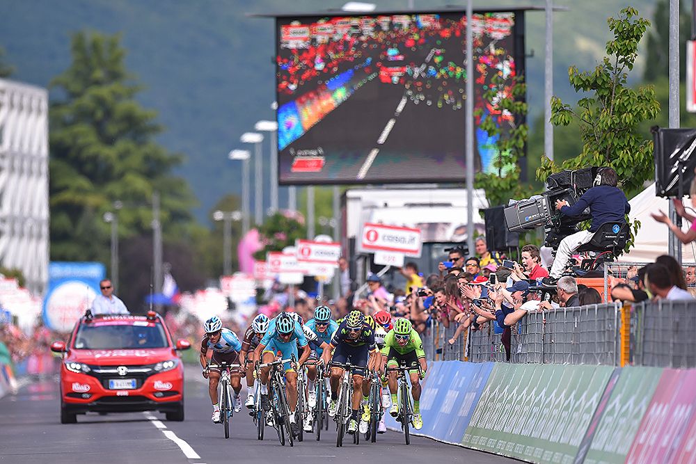 The chase group of overall contenders sprint to the finish line for time bonuses
