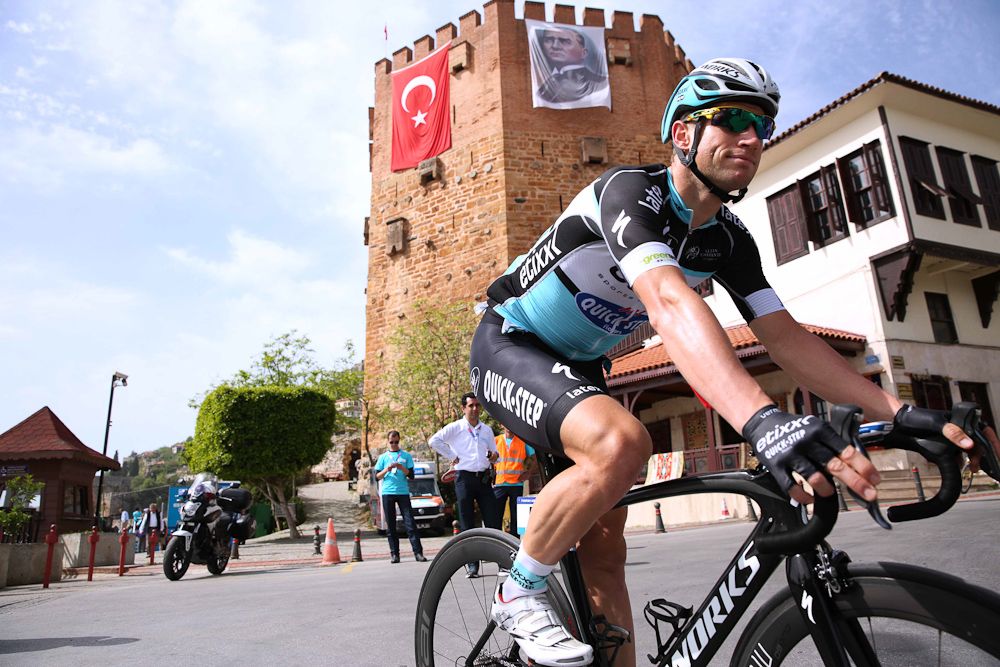 Mark Renshaw rides to the stage 2 start.