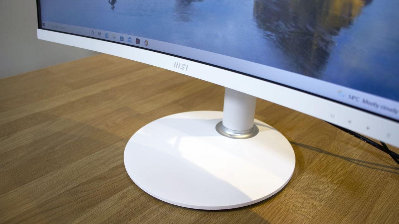 A photograph of the MSI Modern MD271CP