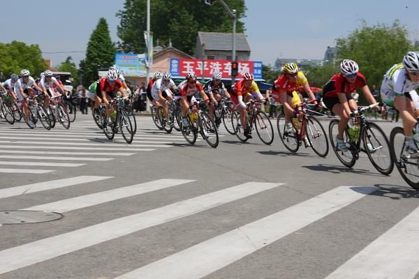 The bunch takes a corner on the wide streets of downtown Chongming