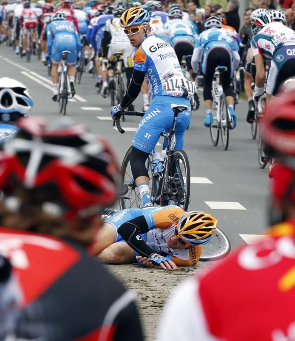 Jack Bobridge (Garmin-Transitions) pulls up to assist Tyler Farrar after a crash