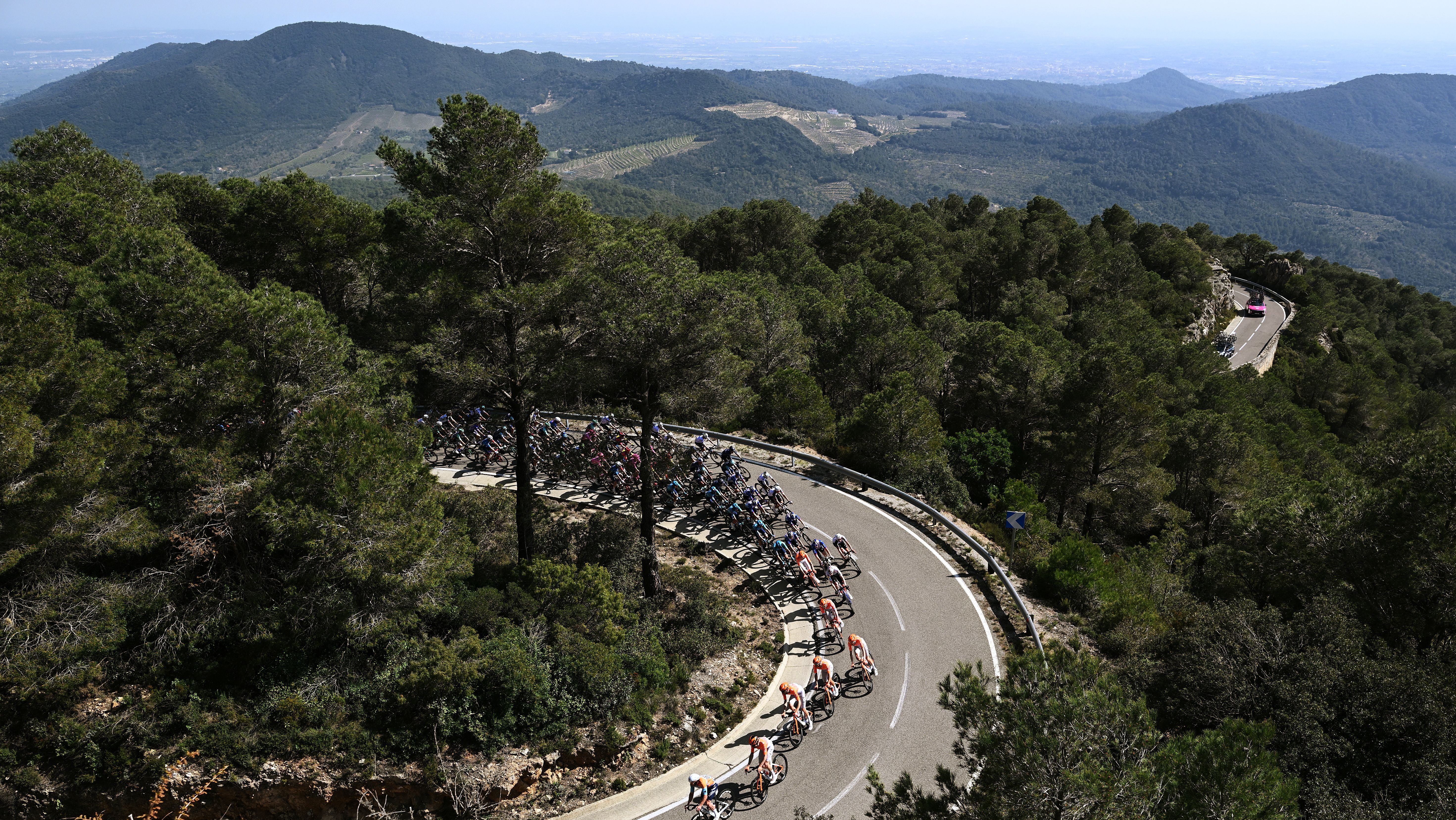 Volta a Catalunya stage 3 LIVE: The peloton is closing the gap to six man break