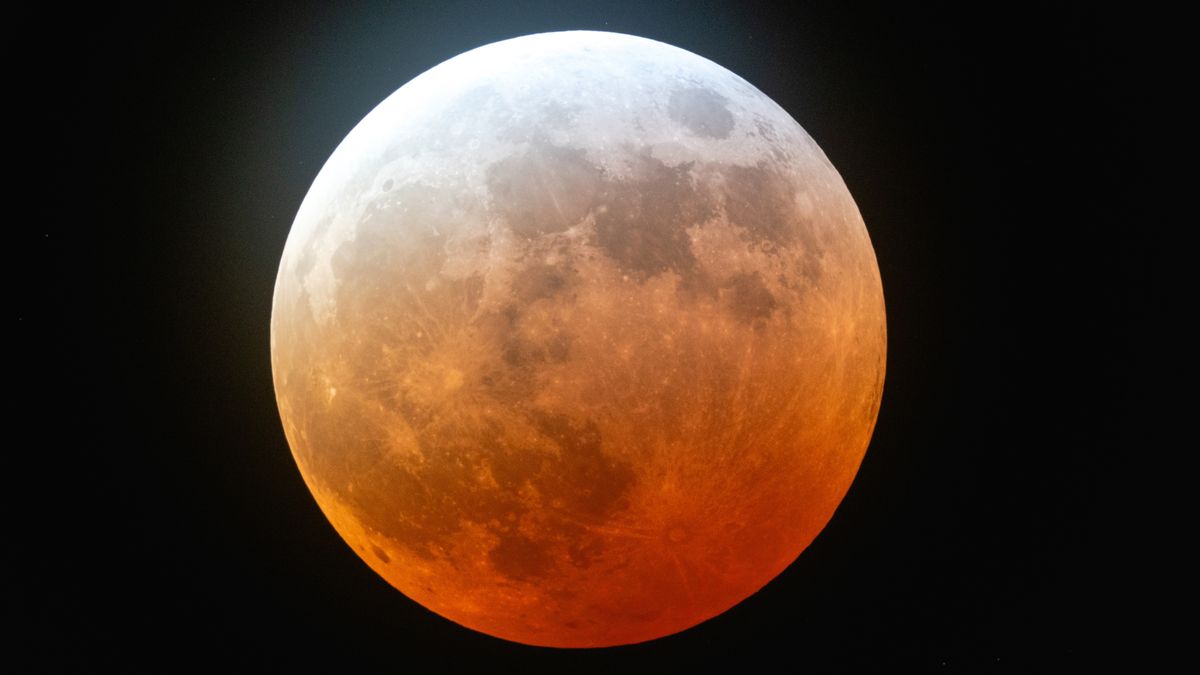 'Blood Moon' จันทรุปราคาทั้งหมด: ภาพถ่ายที่สวยงามของเพื่อนบ้านท้องฟ้าของเราเปลี่ยนเป็นสีแดงเหนืออเมริกา