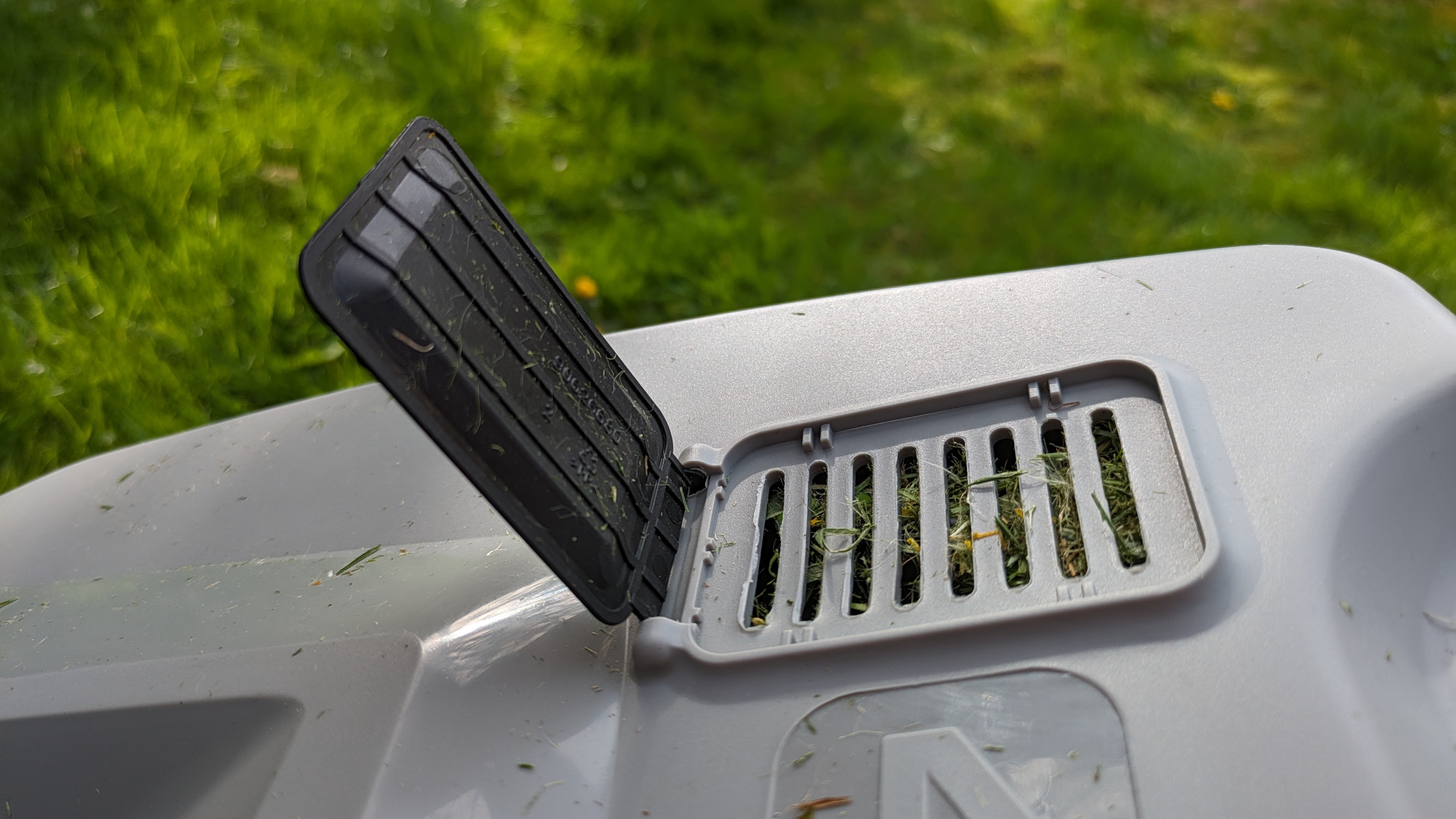 We like this little fill status indicator on the grass box of Black + Decker's lawn mower.