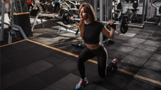 Woman doing barbell reverse lunges