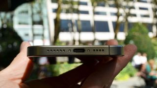 Apple iPhone 15 Pro Max i en hånd med fokus på den nye USB-C-porten.