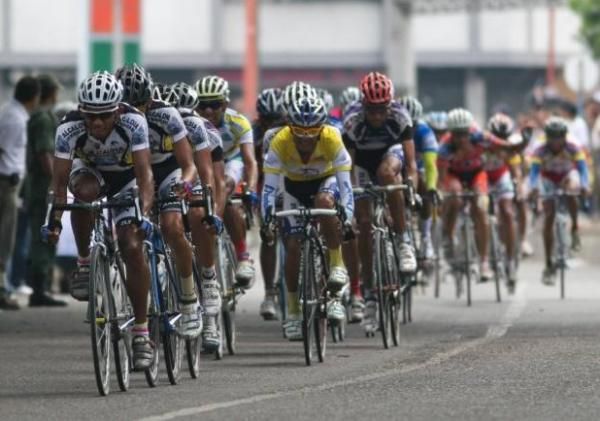 Team Alcaldia Maracaibo and "The Cat" Medina set tempo in the peloton.