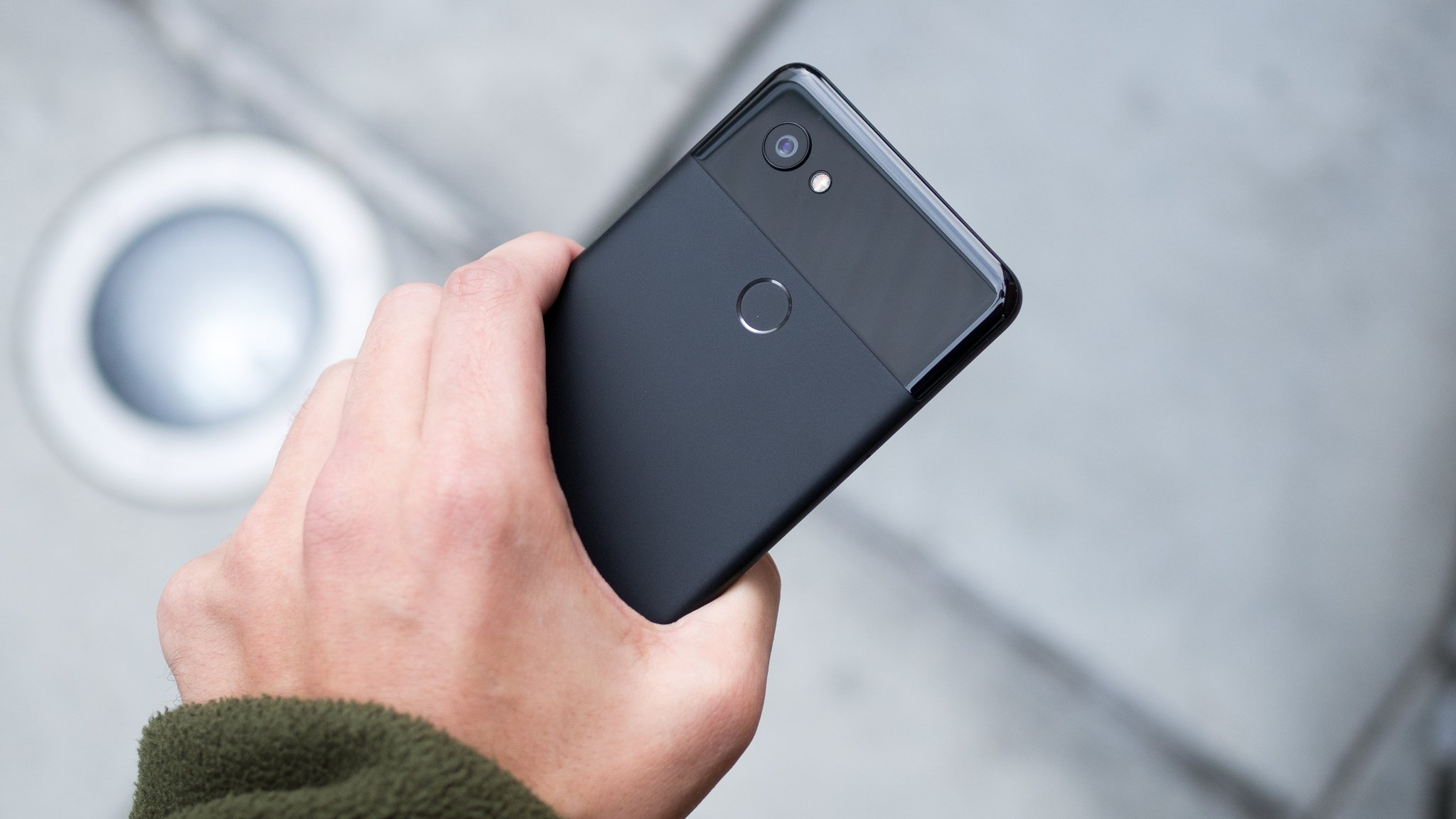 Google Pixel 2 XL schwarz in der Hand