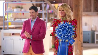 Jason Biggs and Sandra Lee presenting a ribnon in Blue Ribbon Baking Championship