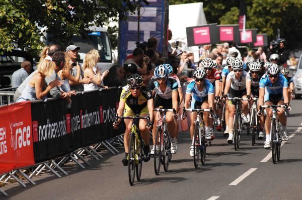 The bunch chases the break