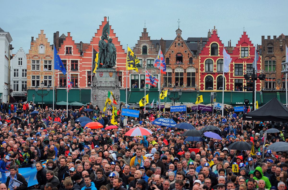 The crowds pack the Brugge square