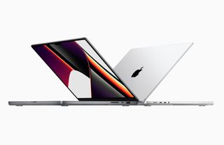  جهاز MacBook Pro مقاس 14-16 بوصة على خلفية بيضاء