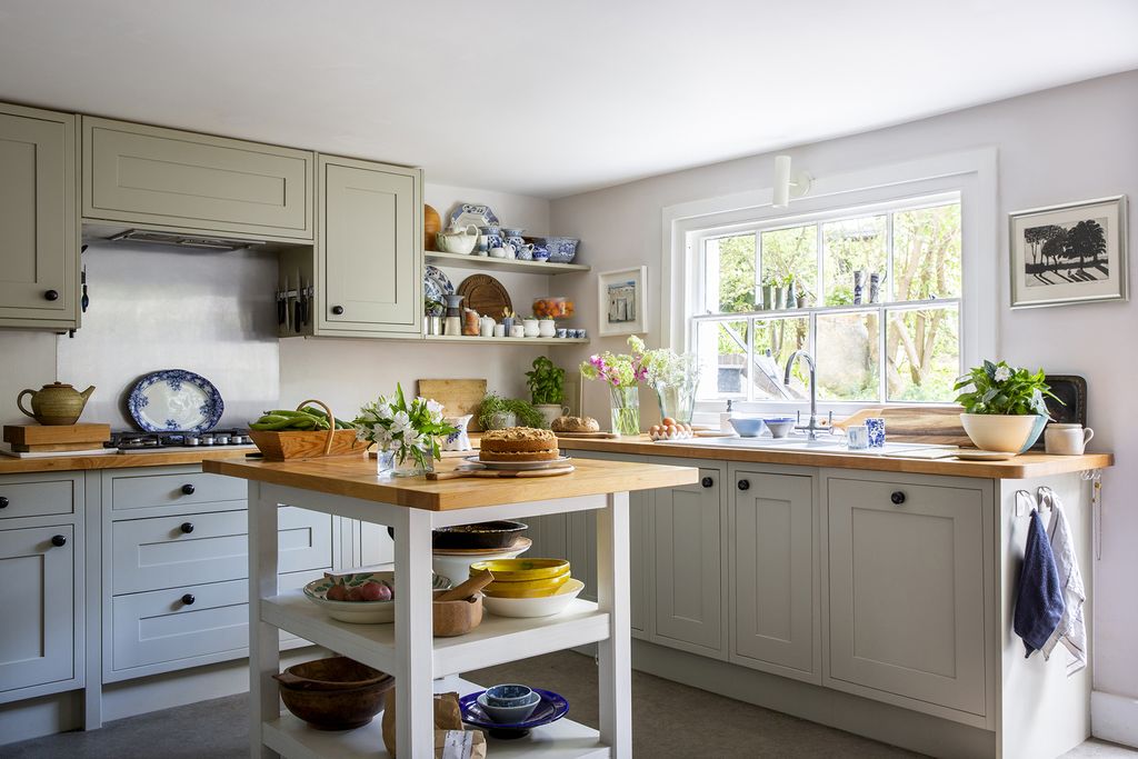 colour design for small cottage kitchen