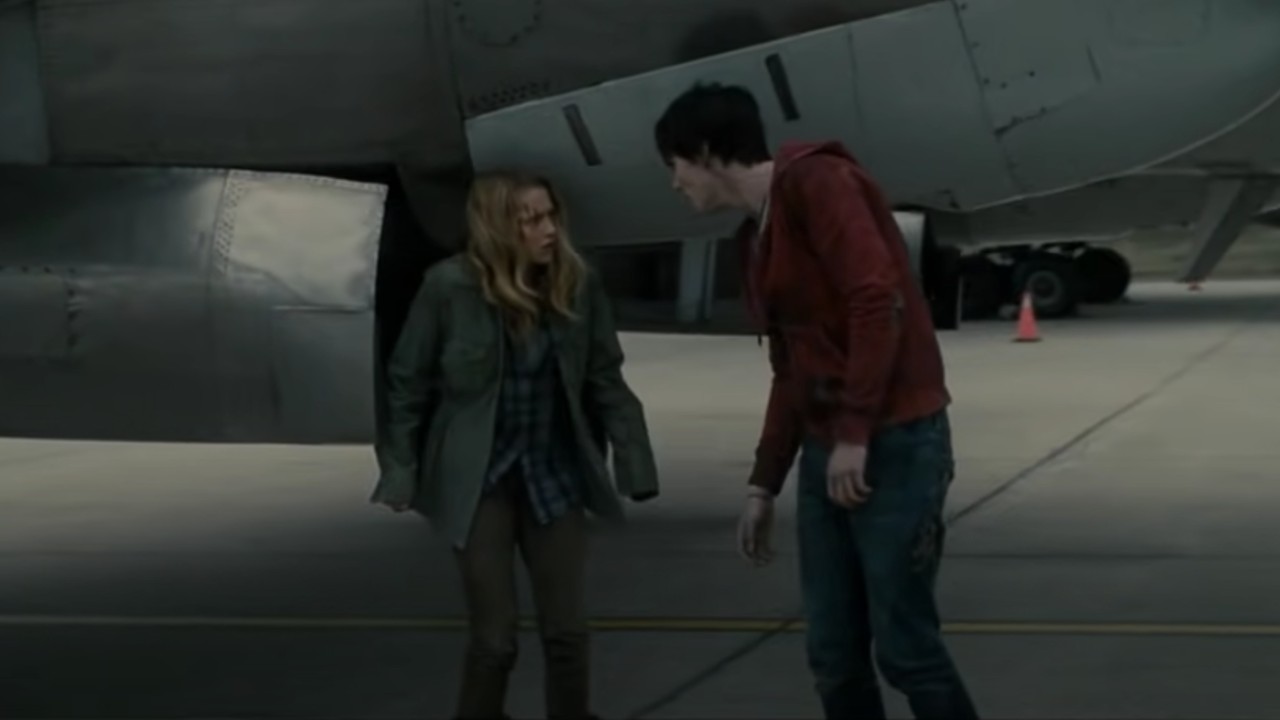 Julie (Teresa Palmer) and R (Nicholas Hoult) are in warm bodies