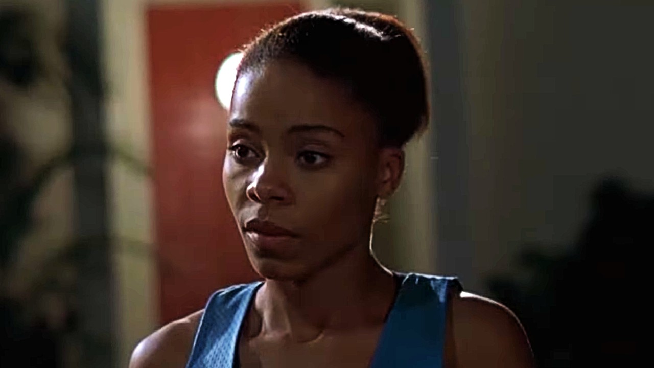 Monica Wright (Sanaa Lathan) preparándose para jugar en Love & Basketball