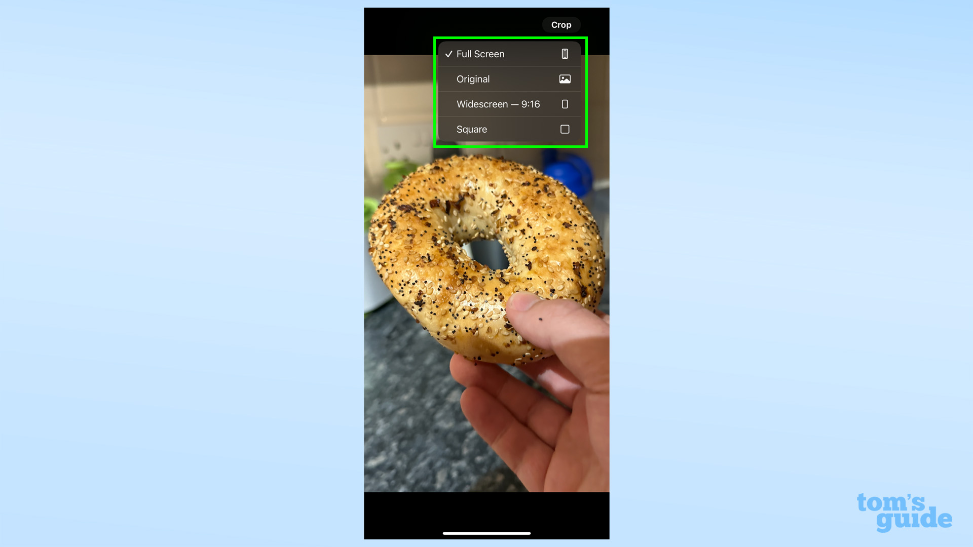 Снимок экрана, показывающий предустановленные соотношения сторон, доступные при масштабировании и обрезке в приложении «Фото» в iOS 17.