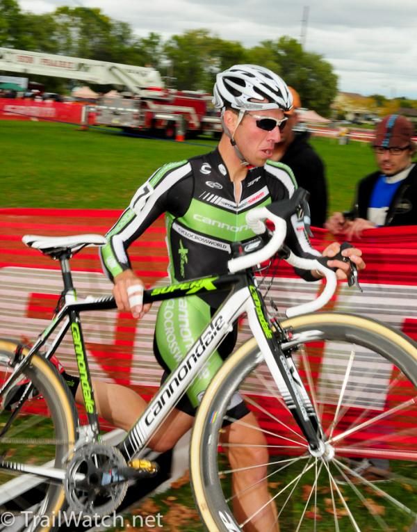 Jeremy Powers (Cannondale/ Cyclocrossworld.com) literally running away with the race
