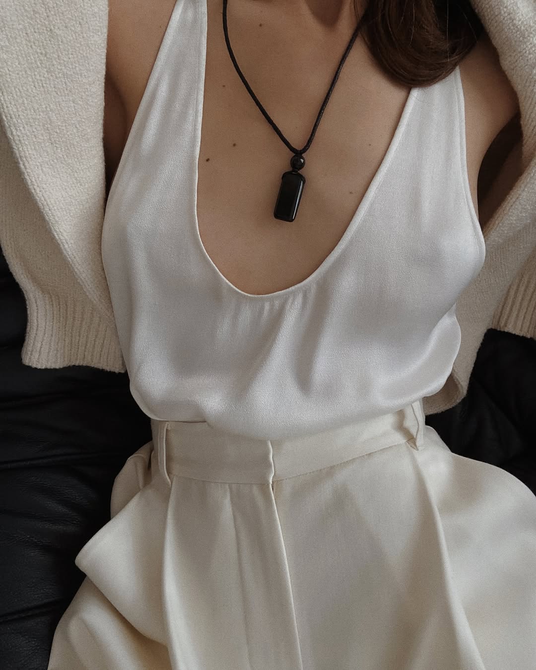 @modedamour wearing a scoop-neck tank top