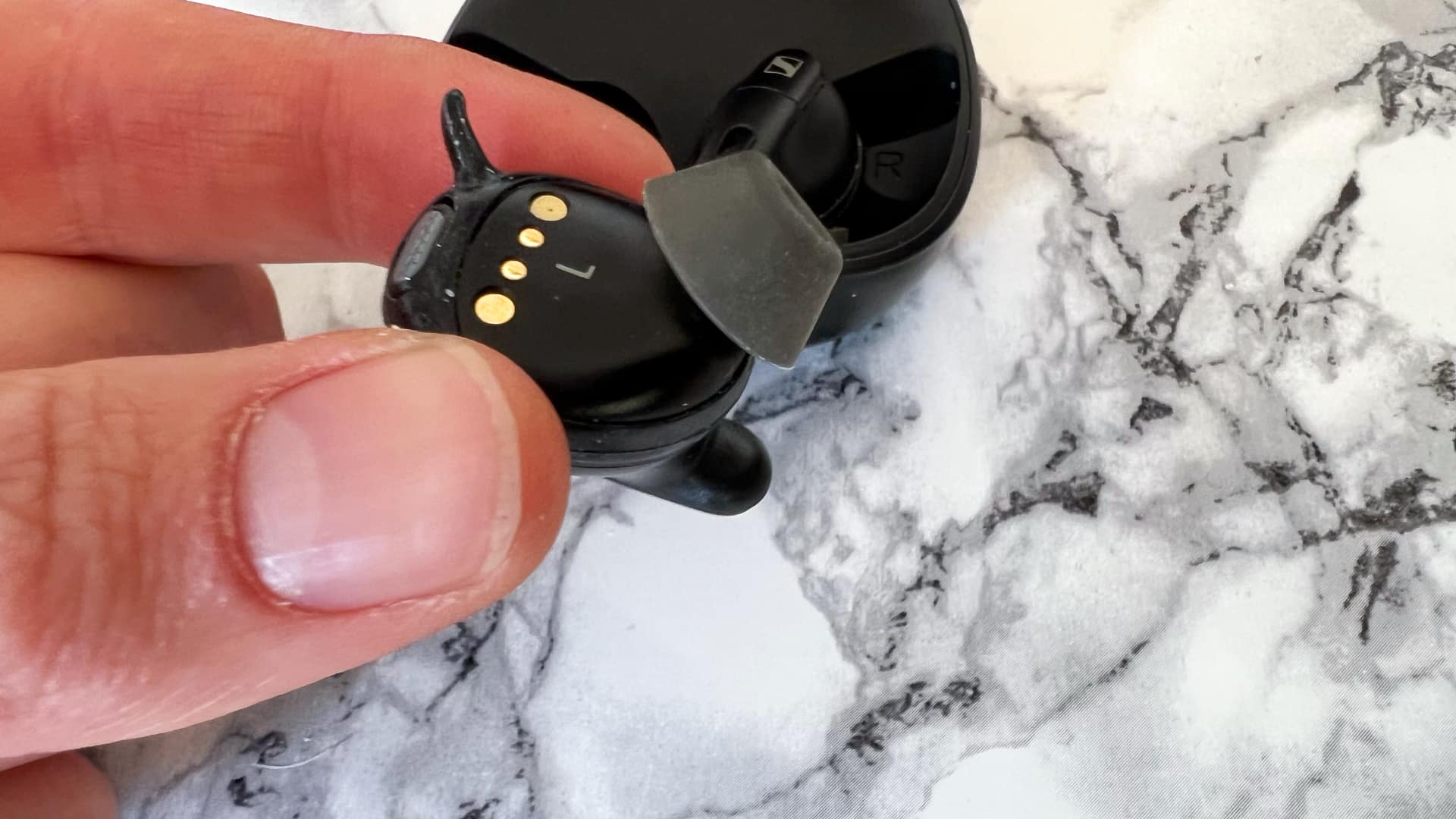 Sennheiser Conversation Clear Plus på marmorerat bord