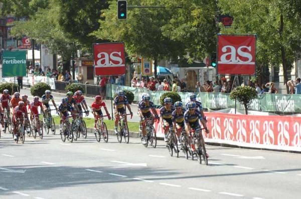 Saxo Bank control the peloton as they race into Madrid for the finale