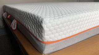 Lola Cool Hybrid mattress, corner view