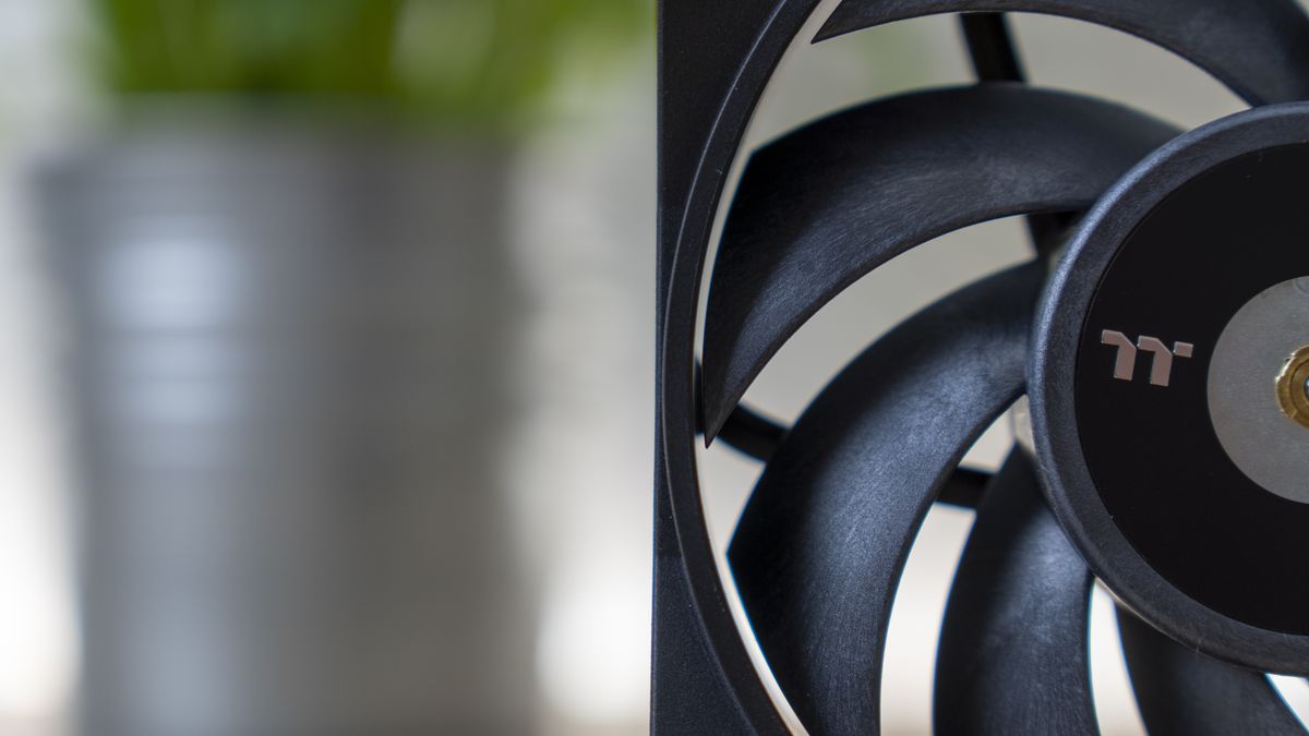 NF-A12x25 vs. Thermaltake Toughfan 12
