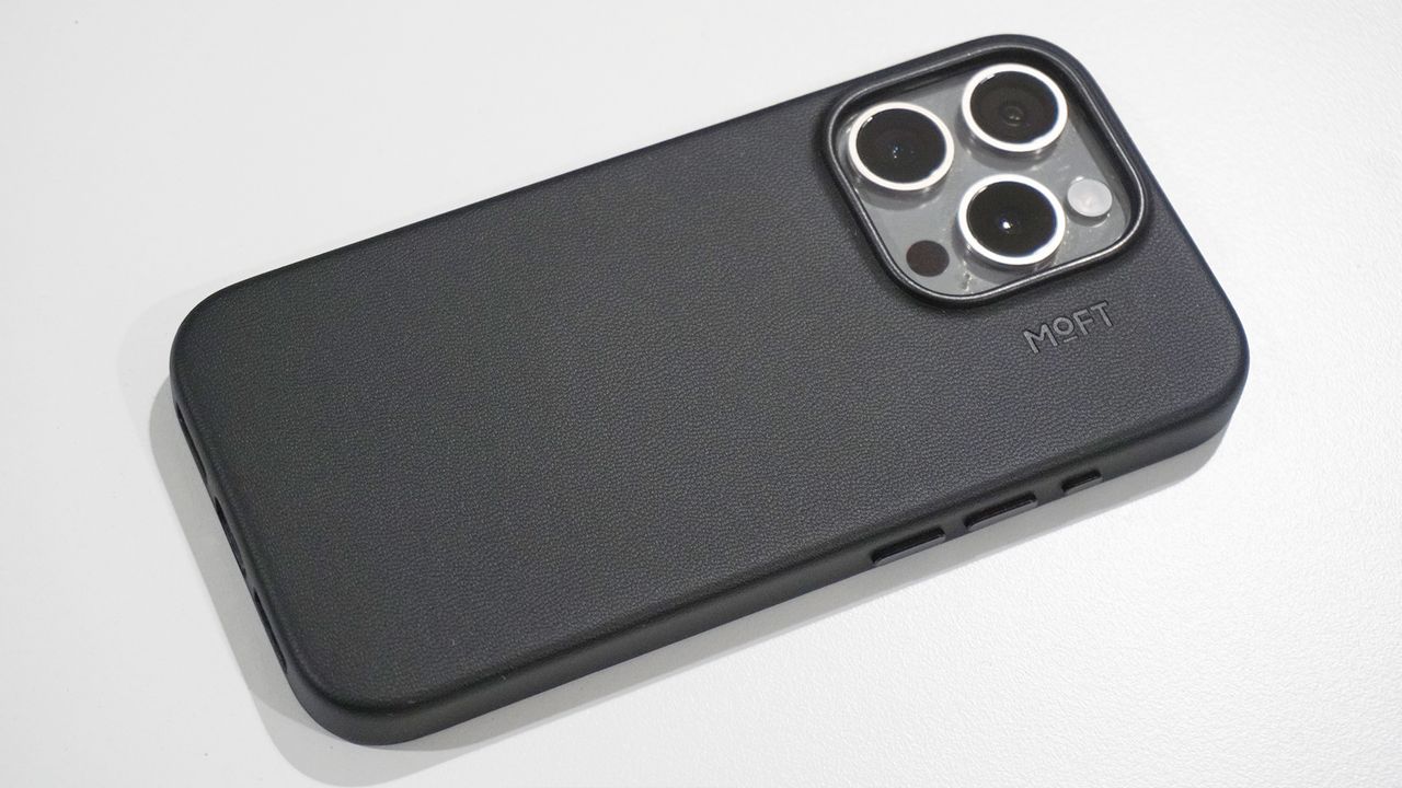 Moft iPhone 15 Pro case black