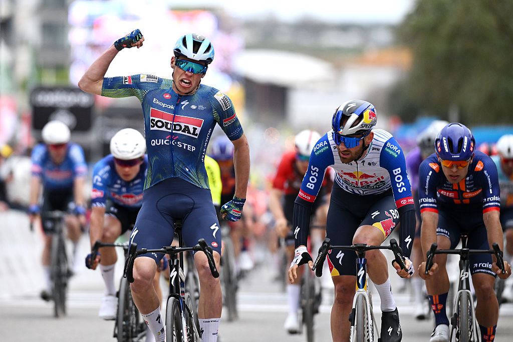 TAVIRA, PORTUGAL - 18 DE FEBRERO: (LR) Paul Magnier de Francia y el equipo Soudal Quick-Step celebran en la línea de meta como ganadores de etapa por delante de Jordi Meeus de Bélgica y el equipo Red Bull - BORA - hansgrohe y Pavel Bittner de la República Checa y el equipo Picnic PostNL durante la 52ª Volta ao Algarve em Bicicleta 2026 - Etapa 1 a 183,5 km de Vila Real de Santo Antonio a Tavira el 18 de febrero de 2026 en Tavira, Portugal. (Foto de Dario Belingheri/Getty Images)