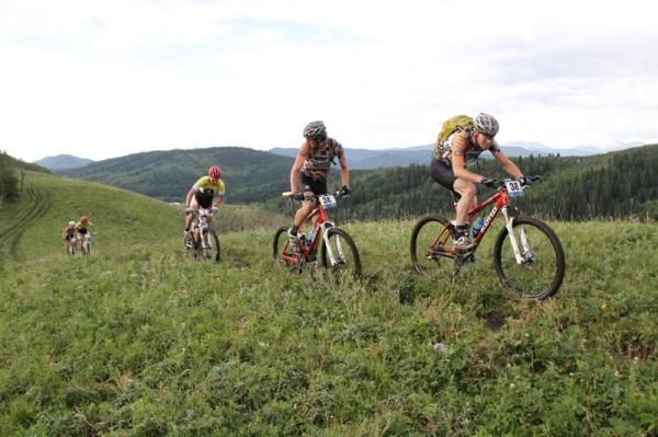 Kona's Kris Sneddon sets a killer pace on the first climb while teammate Barry Wicks looks back to see how the other teams are faring.