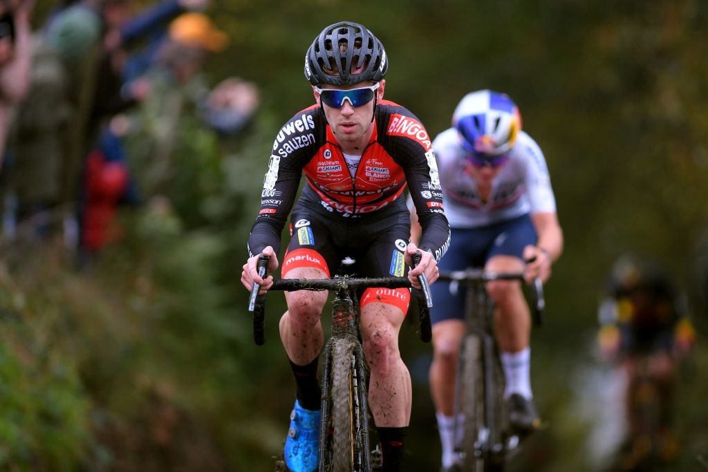 Eli Iserbyt (Pauwels Sauzen-Bingoal) leads Thomas Pidcock (Trinity Racing) at Koppenbergcross