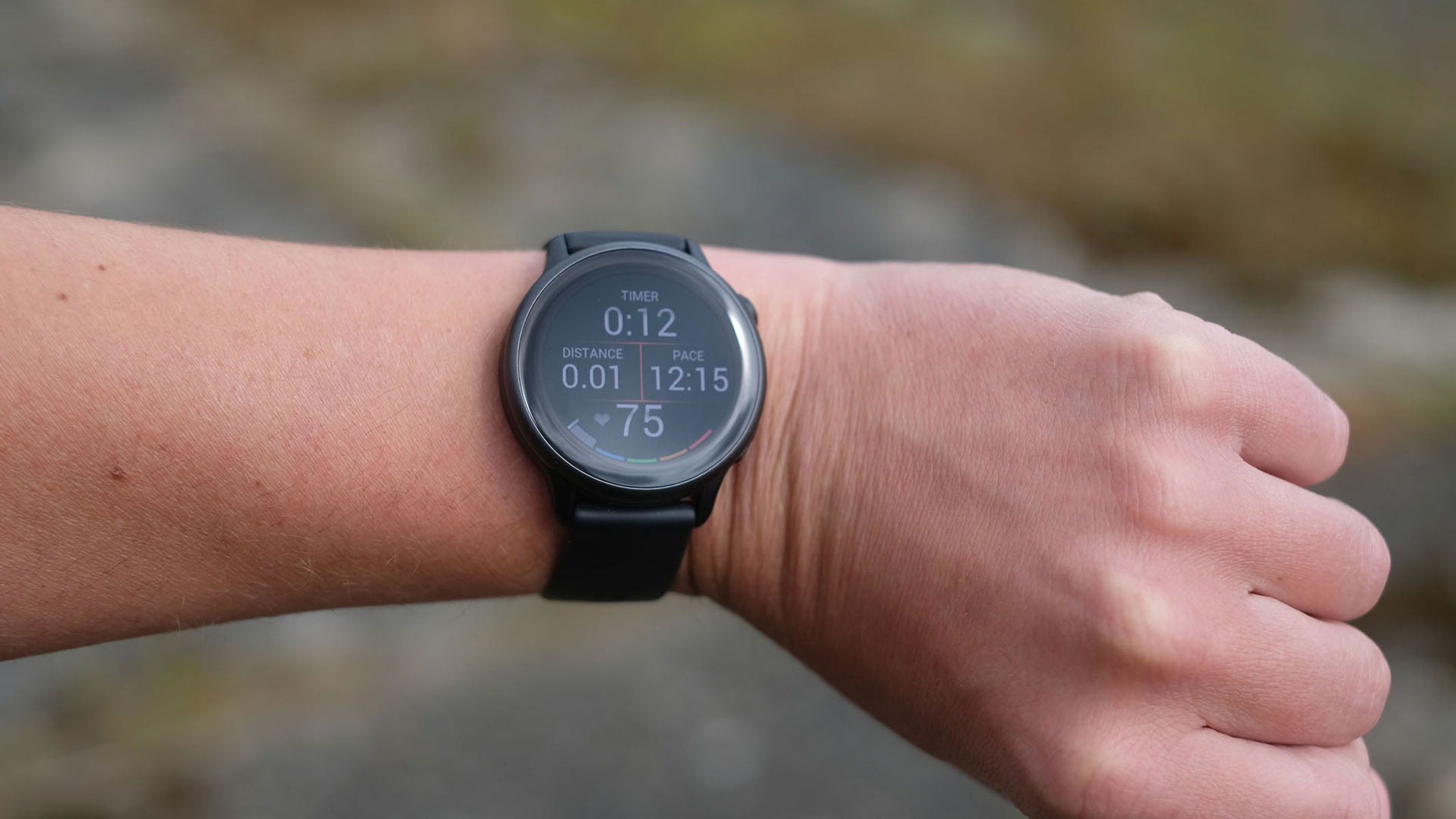 Garmin Vivoactive 6 fiind testat de recenzorul nostru