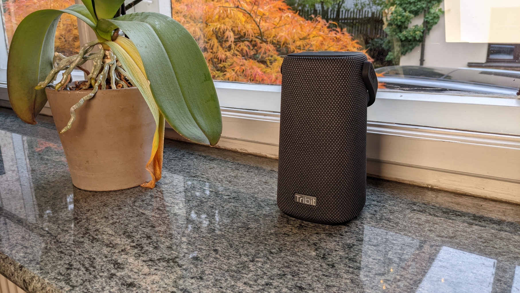 Tribit StormBox Pro auf einem Fensterbrett