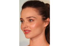 Miranda Kerr, facial features, masculinity