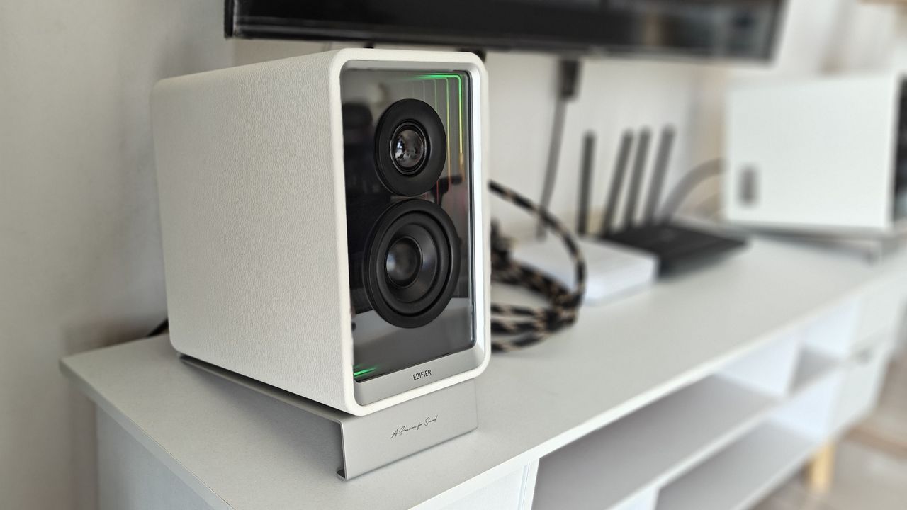 Edifier QR65 Active Monitor Speakers