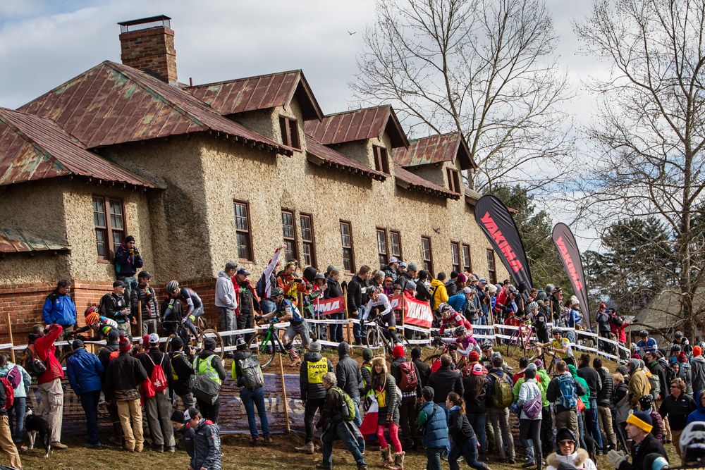 Crowds begin to build for the U23 mens race