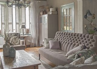 Grey sitting room with buttoned sofa