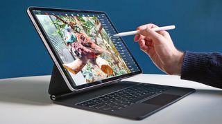 El iPad Pro 12.9 (2022) se usa con un Magic Keyboard y un Apple Pencil