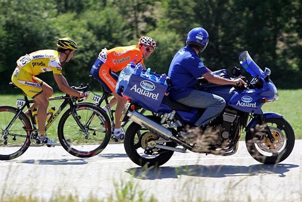 Aitor Hernandez (Euskaltel) and David de la Fuente (Saunier Duval) asking for some water from the Aquarel moto.