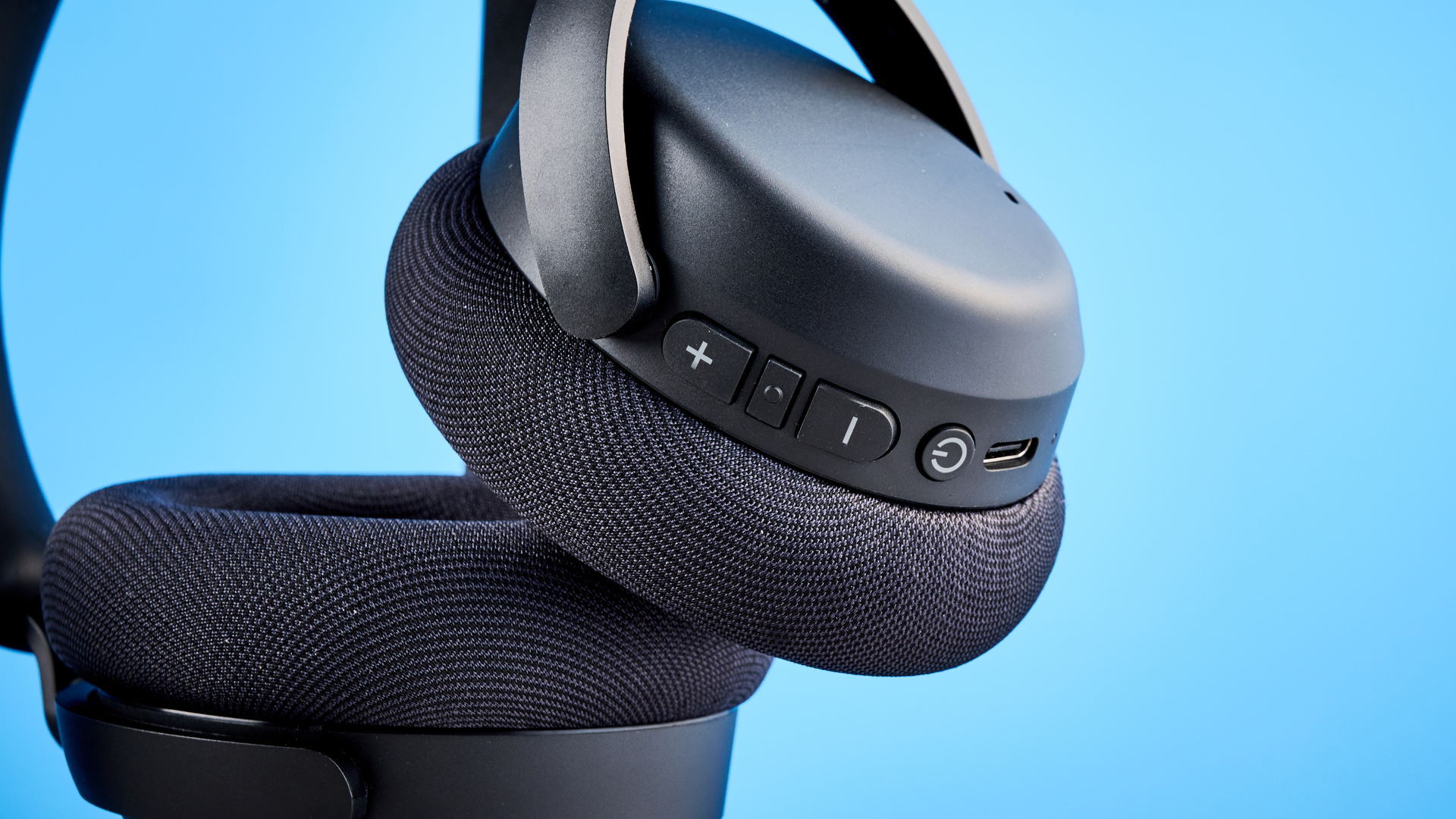 The Sennheiser RS 275 earcups on a blue background