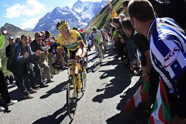 Thomas Voeckler (Europcar) remained in the yellow jersey by 15 seconds.