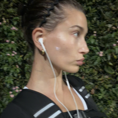 hailey beiber wears the zelus weighted vest from amazon