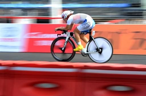 Min Hye Lee (Korea) powers to victory in the women's time trial.