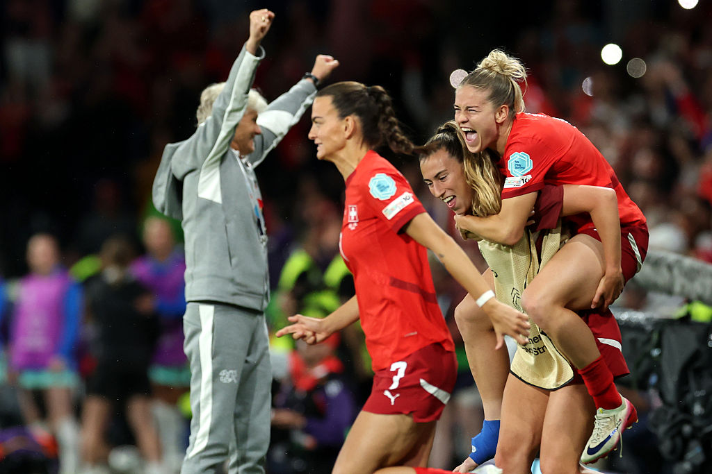 Riola Xhemaili of Switzerland and her teammates celebrate the teams victory after the UEFA Women&#039;s EURO 2025 Group A match between Switzerland and Iceland at Stadion Wankdorf on July 06, 2025 in Bern, Switzerland.