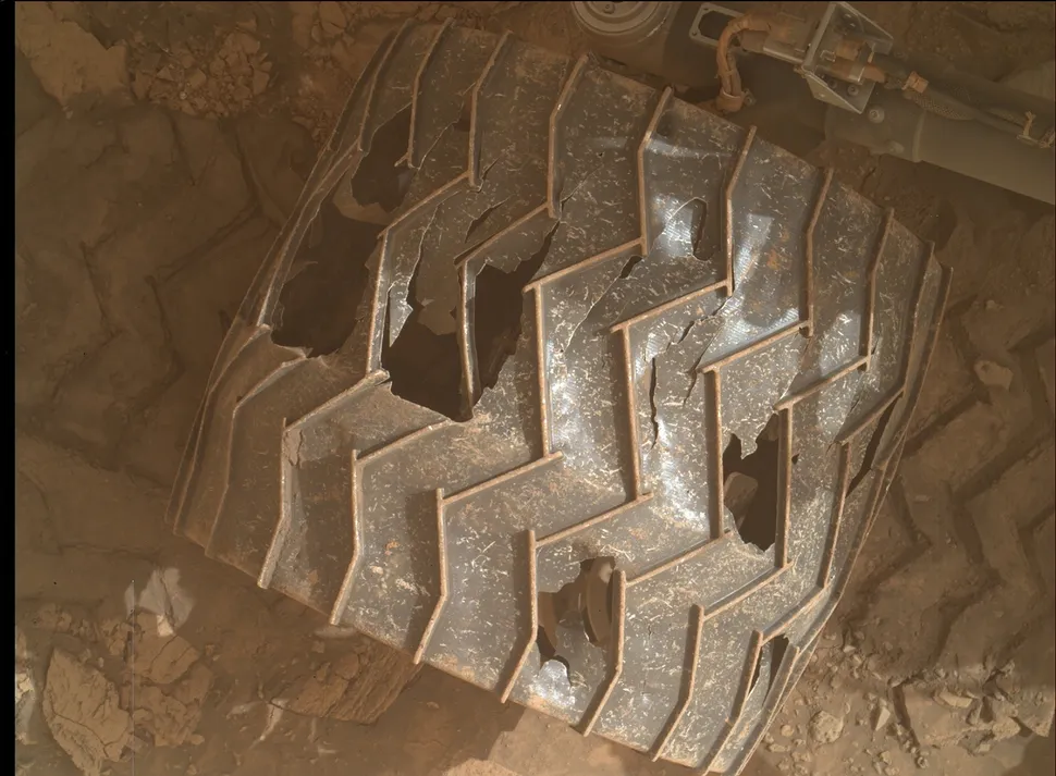 Состояние колес марсохода Curiosity в начале 2022 года, после девяти лет работы на Красной планете