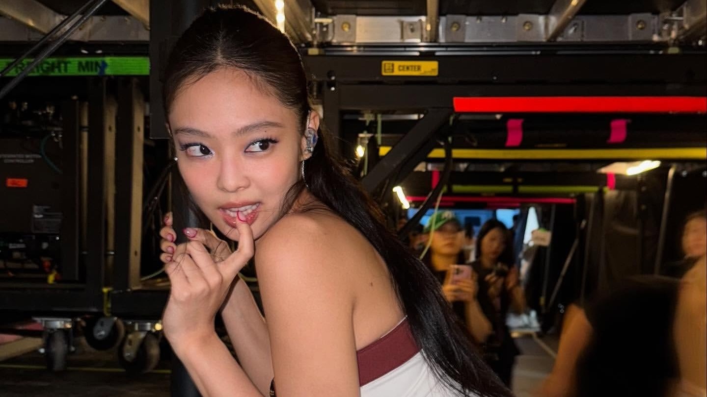 Photo of Jennie Kim with C-French nails 